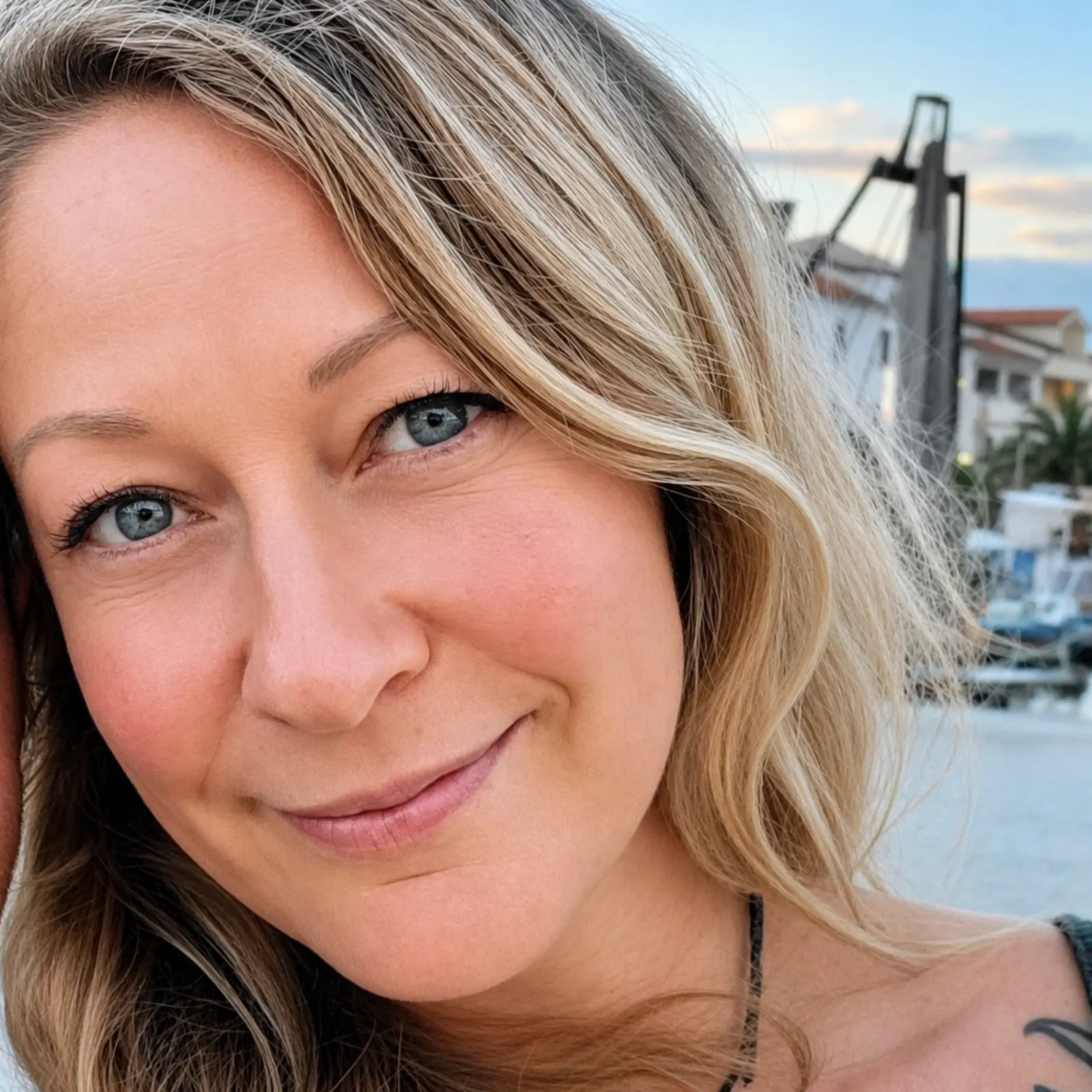 Tatjana Eggersmann, Gründerin von Pulverphönix — Portrait im warmen Goldlicht